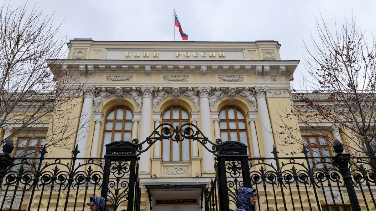FILE PHOTO: Members of the Russian National Guard (Rosgvardiya) stand outside the headquarters of the Russian Central Bank on the day of a key rate-setting meeting in Moscow, Russia, April 24, 2026.