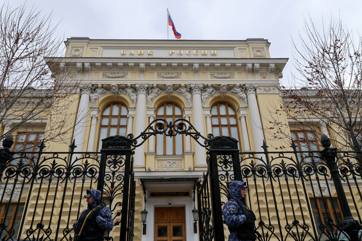 FILE PHOTO: Members of the Russian National Guard (Rosgvardiya) stand outside the headquarters of the Russian Central Bank on the day of a key rate-setting meeting in Moscow, Russia, April 24, 2026.