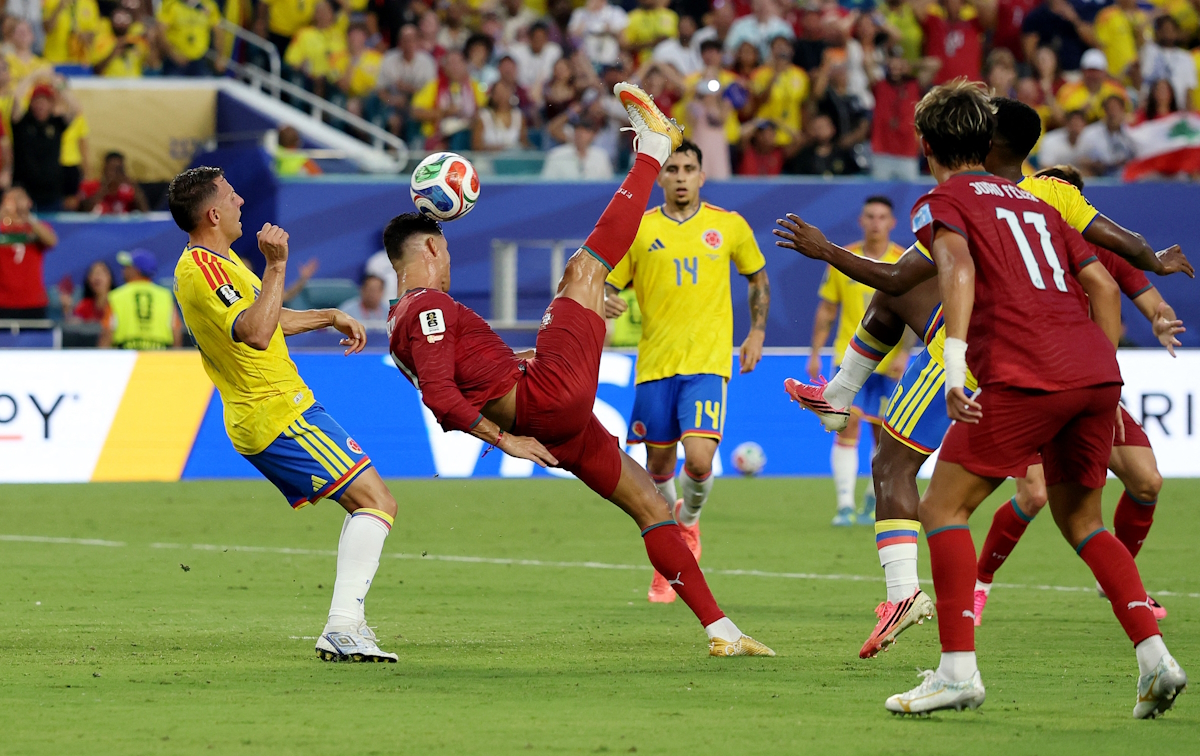 Ο Cristiano Ronaldo επιχειρεί ανάποδο ψαλίδι προς την εστία των «καφετέρος»