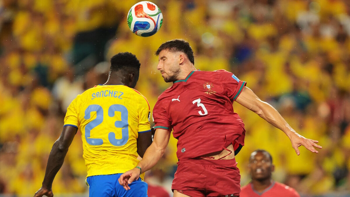 Εναέρια μονομαχία ανάμεσα στον Πορτογάλο Ruben Dias (Δ) και τον Κολομβιανό Davinson Sanchez (Α)