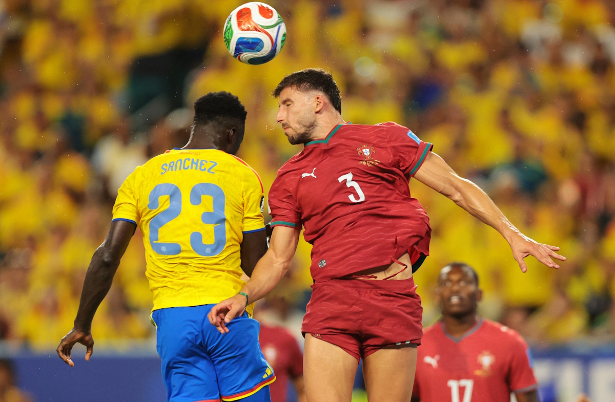 Εναέρια μονομαχία ανάμεσα στον Πορτογάλο Ruben Dias (Δ) και τον Κολομβιανό Davinson Sanchez (Α)