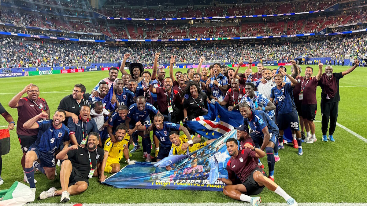Οι παίκτες και το προπονητικό επιτελείο του Πράσινου Ακρωτηρίου πανηγυρίζουν την ιστορική πρόκριση