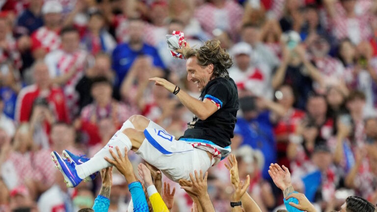 Ο Luka Modric στον «αέρα» από τους συμπαίκτες του