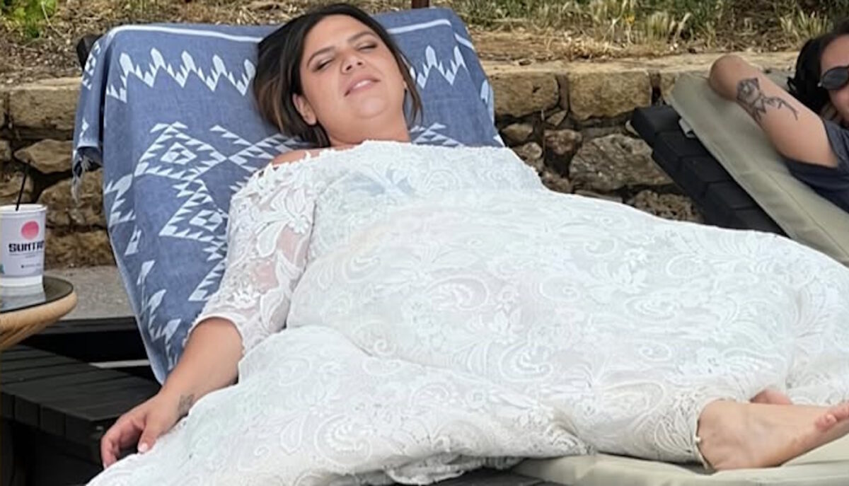 Η Δανάη Μπάρκα πήγε και για μπάνιο στη θάλασσα φορώντας το νυφικό της