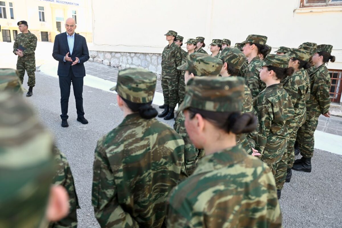 Ο Νίκος Δένδιας επισκέφτηκε τις εθελόντριες στρατιωτίνες στο