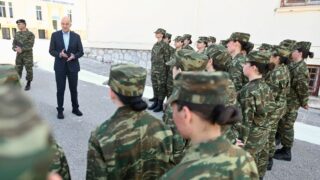 Ο Νίκος Δένδιας με τις εθελόντριες στρατιωτίνες