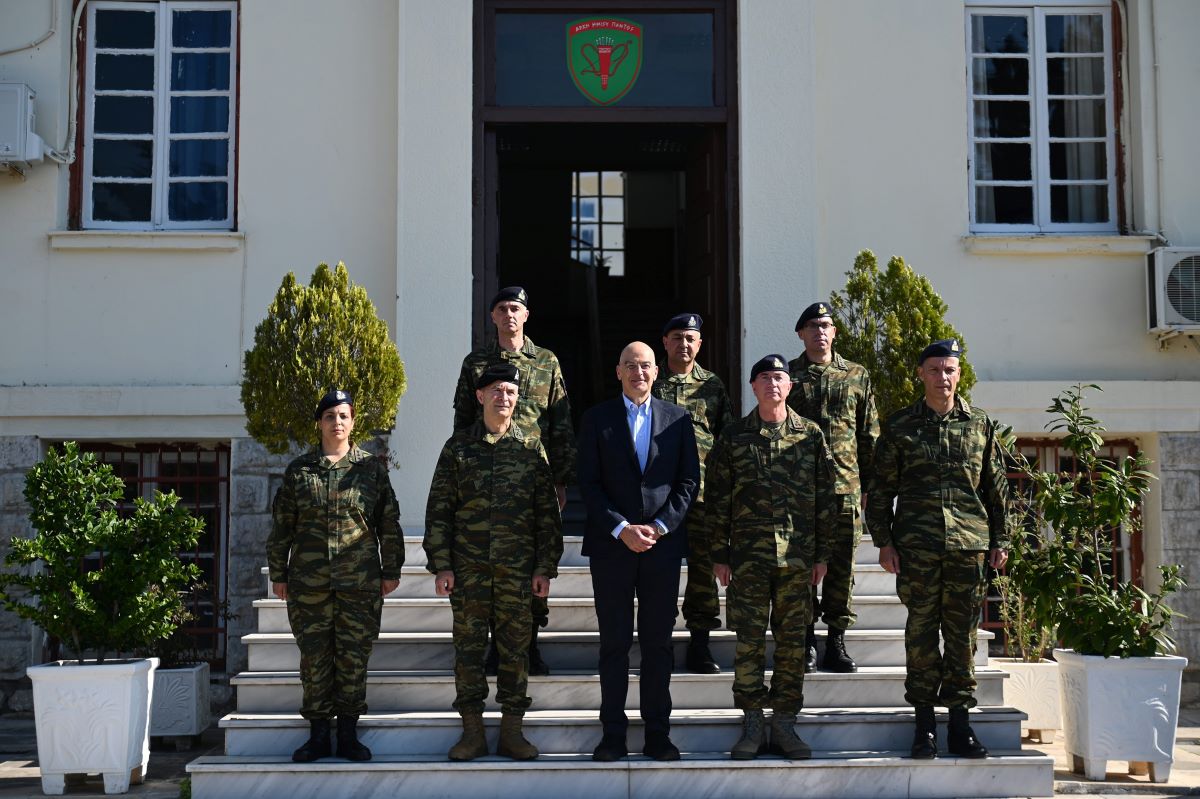 Ο Νίκος Δένδιας στο στρατόπεδο της Λαμίας
