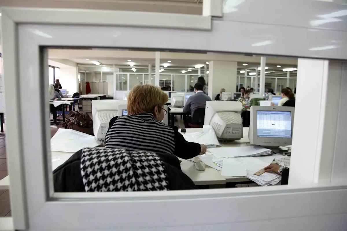 Σε δημόσια διαβούλευση το νομοσχέδιο για την ισότητα αμοιβής ανδρών και γυναικών – 12 ερωτήσεις και απαντήσεις