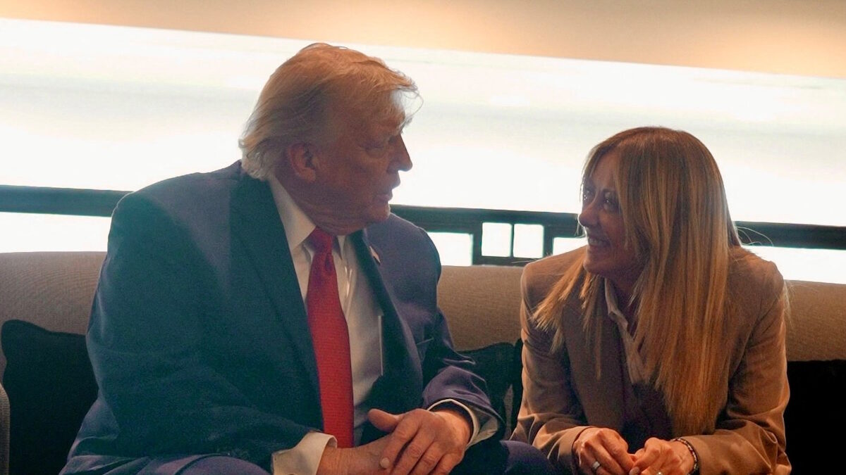 Ο Πρόεδρος των ΗΠΑ, Donald Trump συνομιλεί με την πρωθυπουργό της Ιταλίας, Giorgia Meloni