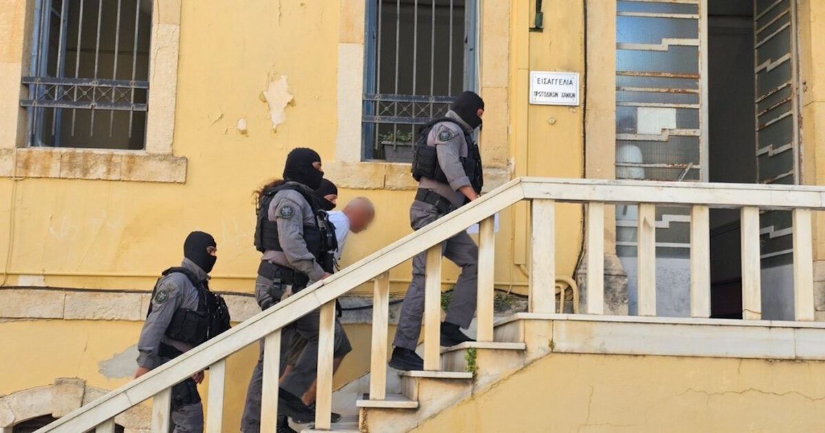 Σταυρούλα Λεβεντάκη: Στα δικαστήρια Χανίων ο δράστης της δολοφονίας της – «Βρωμιάρη, δολοφόνε», φώναζαν φίλοι της
