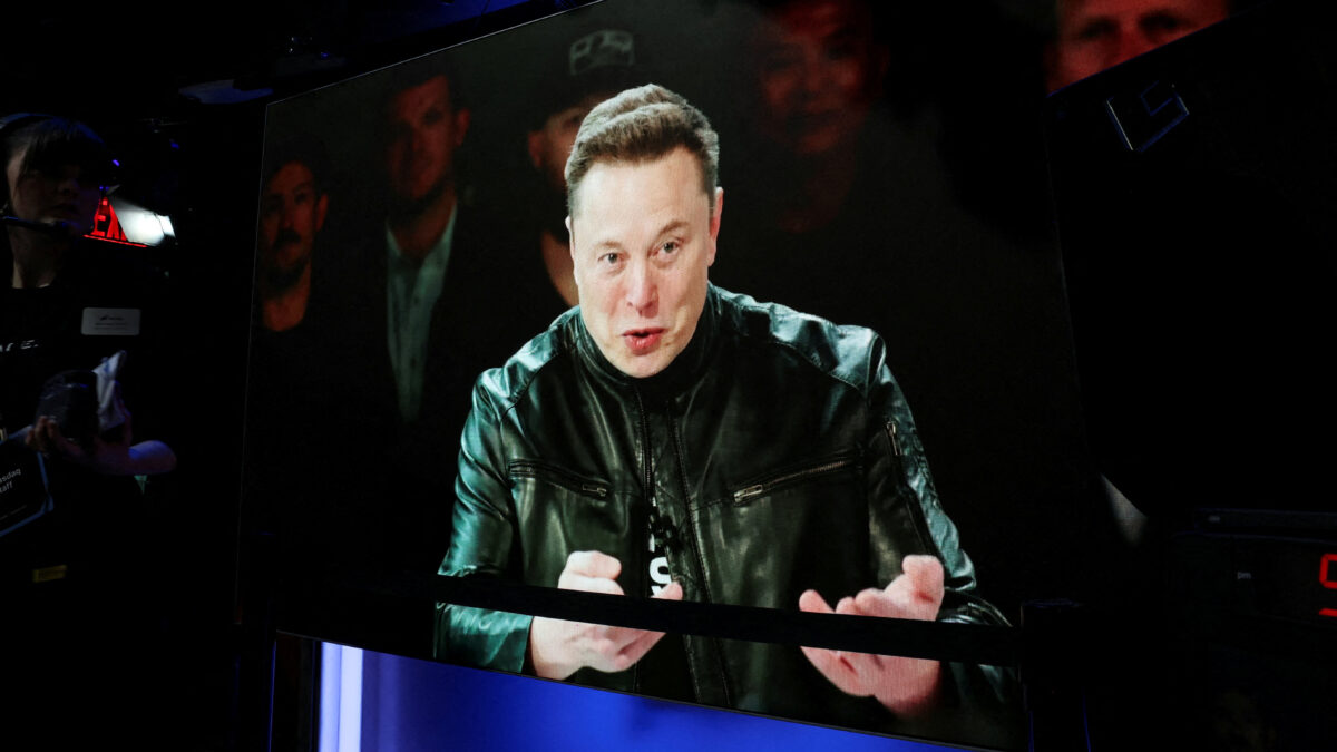 Ο ιδρυτής και διευθύνων σύμβουλος της SpaceX, Έλον Μασκ, μιλά μέσω βιντεοκλήσης κατά την αρχική δημόσια προσφορά (IPO) της SpaceX στο Nasdaq
