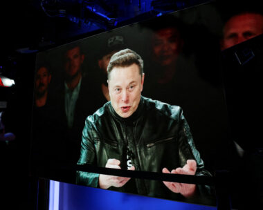 Ο ιδρυτής και διευθύνων σύμβουλος της SpaceX, Έλον Μασκ, μιλά μέσω βιντεοκλήσης κατά την αρχική δημόσια προσφορά (IPO) της SpaceX στο Nasdaq