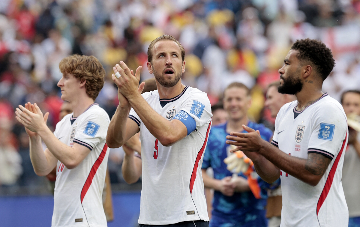 Ο αρχηγός της εθνικής Αγγλίας, Harry Kane με τους συμπαίκτες του, Reece James και Anthony Gordon
