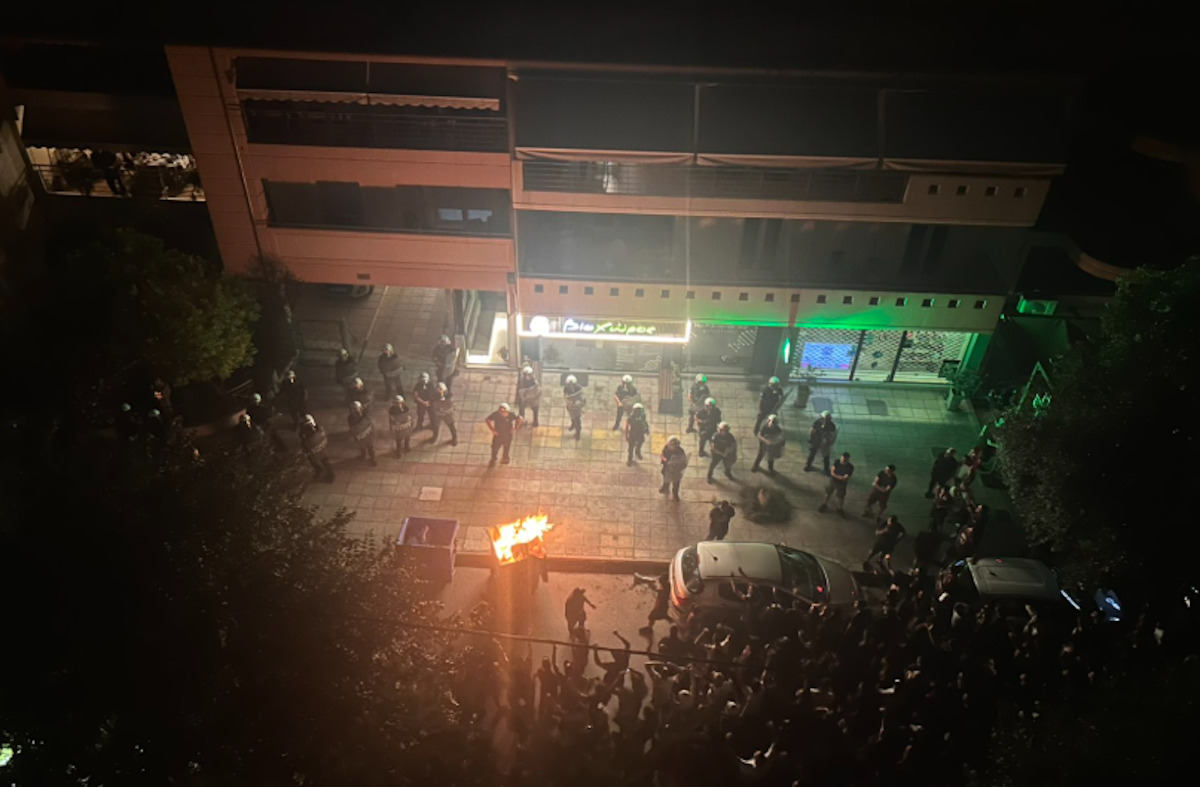 ΑΕΛ Novibet: Ένταση και επεισόδια των οπαδών έξω από το σπίτι του Αχιλλέα Νταβέλη | Επικαιρότητα στο LivePress.gr
