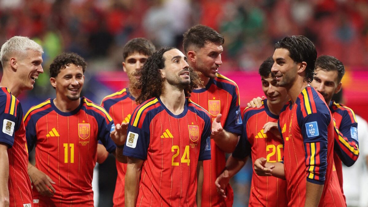 Ο Marc Cucurella πέτυχε το 4ο γκολ της Ισπανίας κόντρα στη Σαουδική Αραβία και οι συμπαίκτες του σπεύδουν να τον συγχαρούν