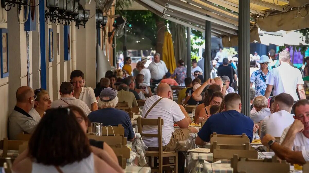 Πλήθος τουριστών επισκέπτονται την Αθήνα, δημοφιλής τουριστικός προορισμός η συνοικία της Πλάκας, όπου καταστήματα με τουριστικά ήδη και καταστήματα εστίασης είναι γεμάτα.