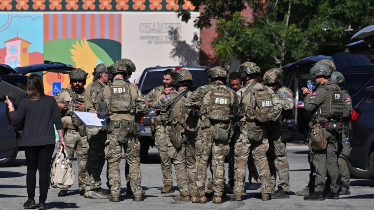 Πράκτορες του FBI έξω από την τράπεζα για την σύλληψη του δράστη (AP Photo