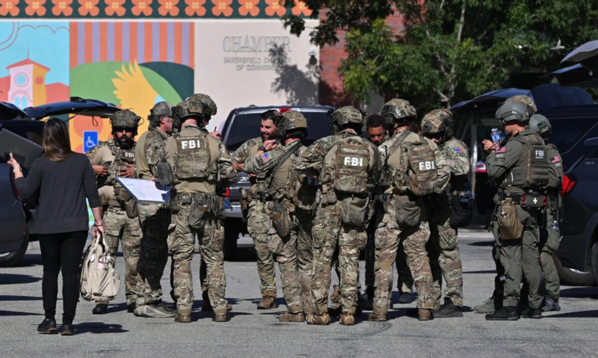 Πράκτορες του FBI έξω από την τράπεζα για την σύλληψη του δράστη (AP Photo