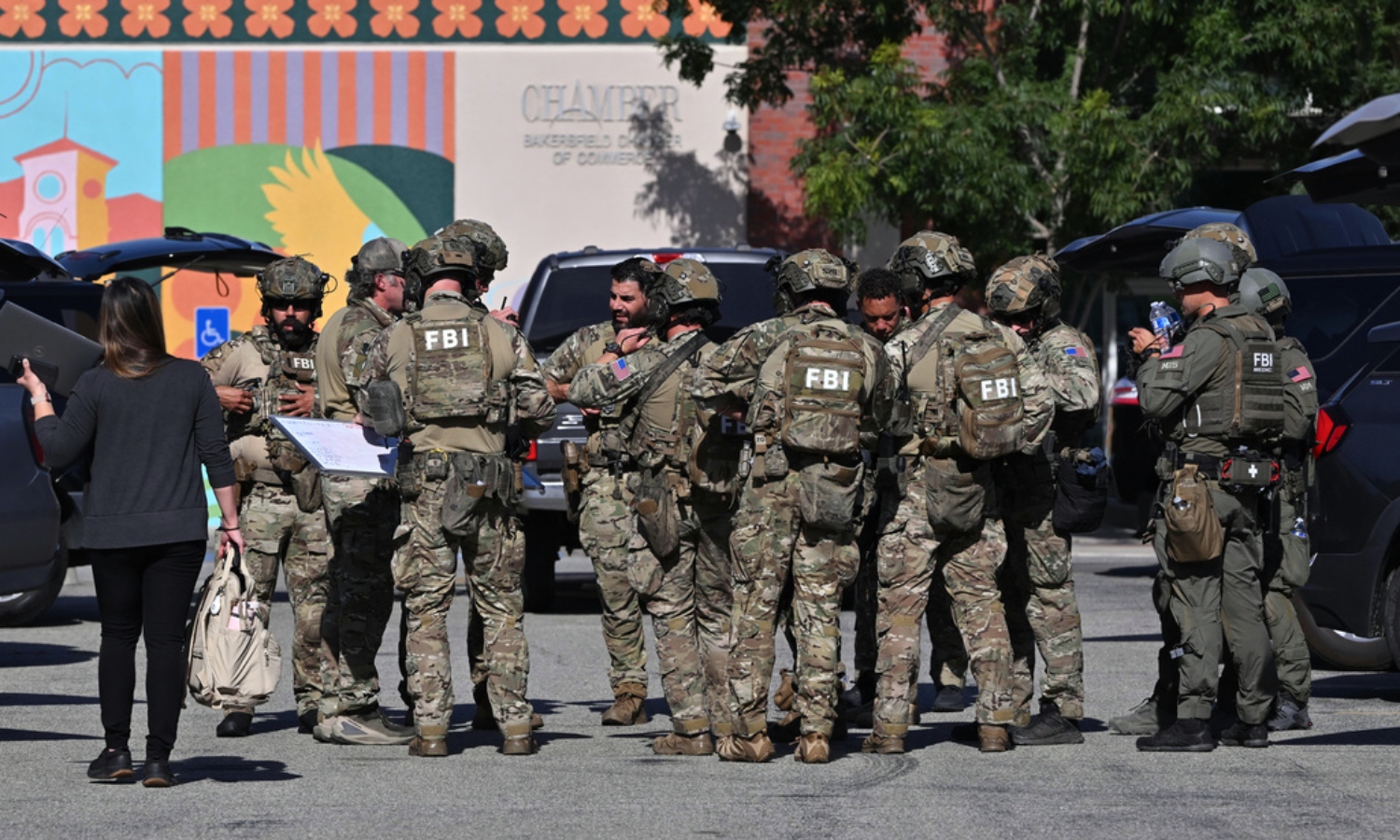 Πράκτορες του FBI έξω από την τράπεζα για την σύλληψη του δράστη (AP Photo