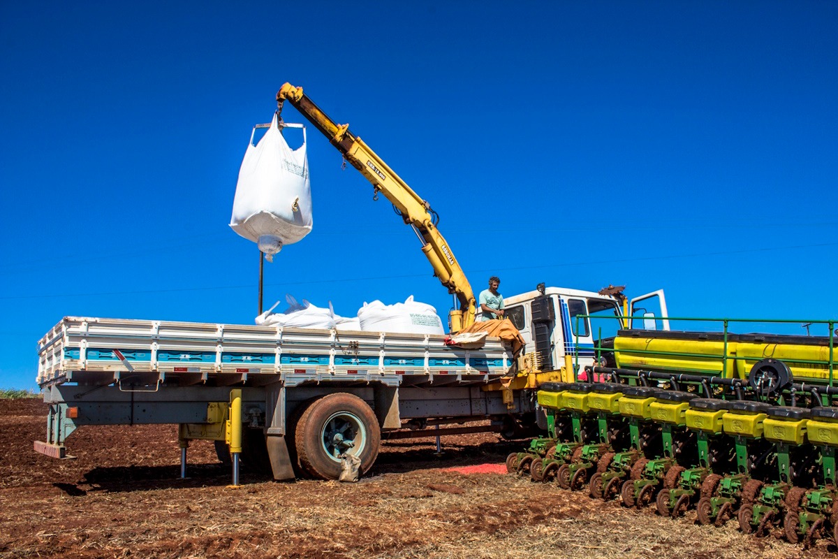 Rolandia PR, Brazil, February 28, 2013. Worker carry an agricultural machine with fertilizer to be used along with corn planting in Rolandia, northern region of Parana State.