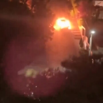Φλεγόμενο όχημα στη Βούλα