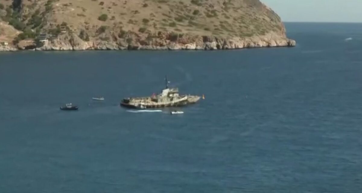 Χανιά: Βυθίζεται το «Φολέγανδρος» του Πολεμικού Ναυτικού για