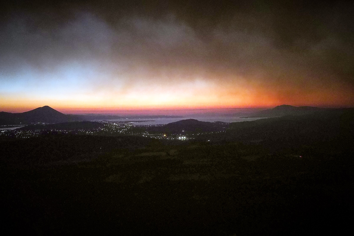 Φωτιές στην Εύβοια από κεραυνούς, στη μάχη ισχυρές δυνάμεις της πυροσβεστικής