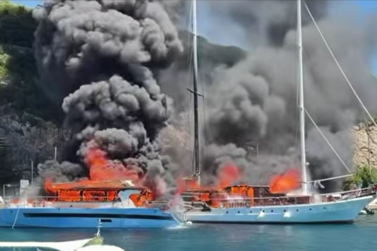 Φωτιά σε σκάφη στους Παξούς