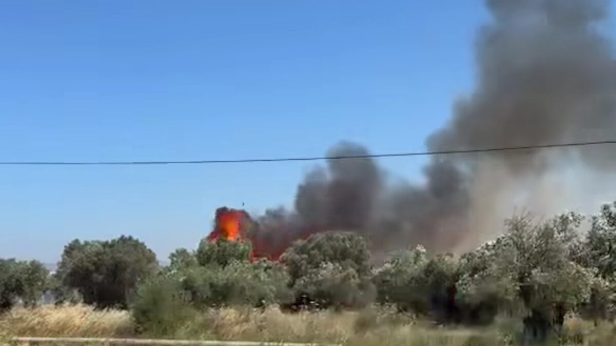Φωτιά στα Σπάτα: Μήνυμα του 112 – Σηκώθηκαν 5 εναέρια μέσα