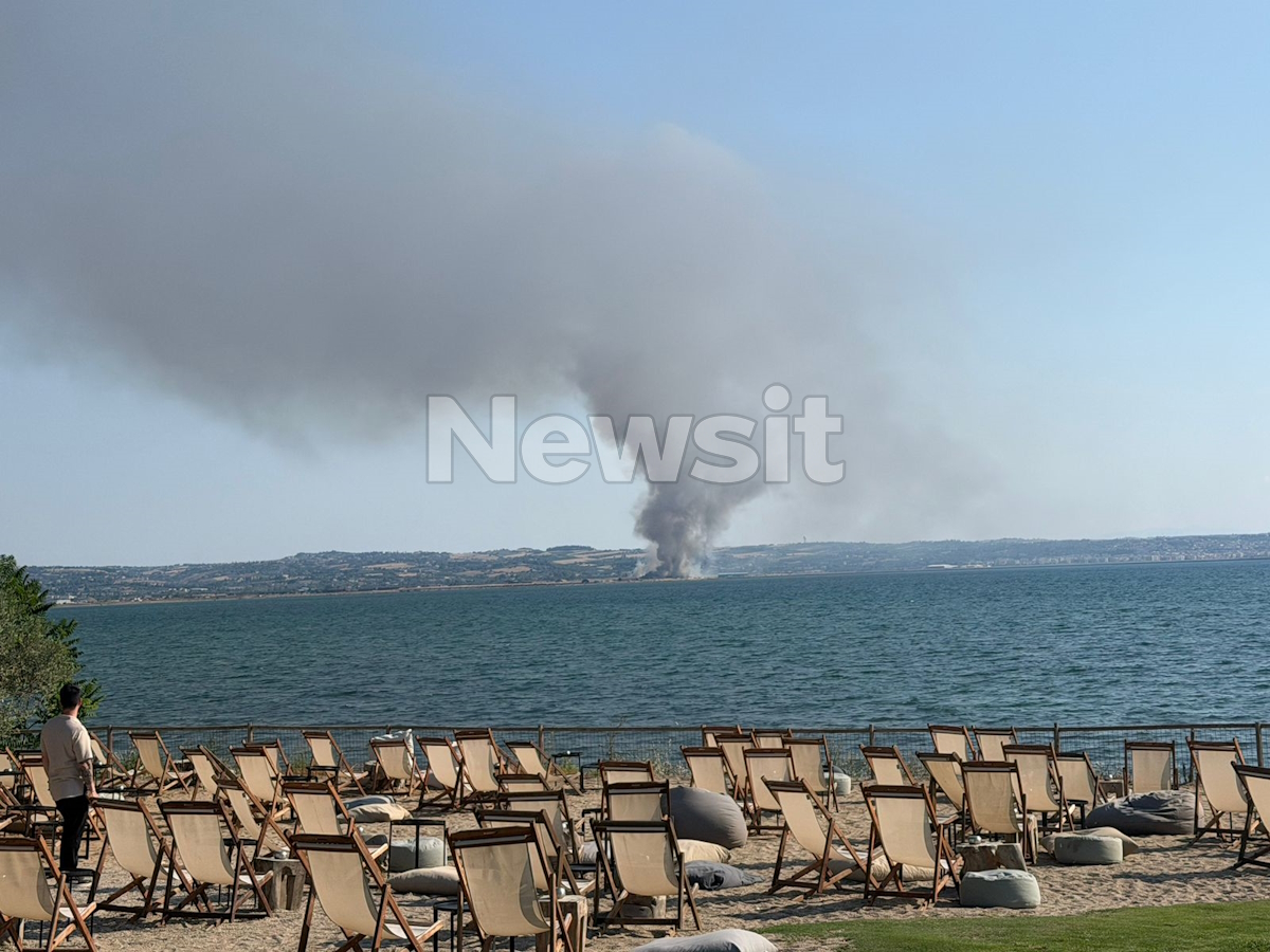 Φωτιά στην Θεσσαλονίκη, στον οικισμό Τσαίρια στην Περαία: Ήχησε το 112
