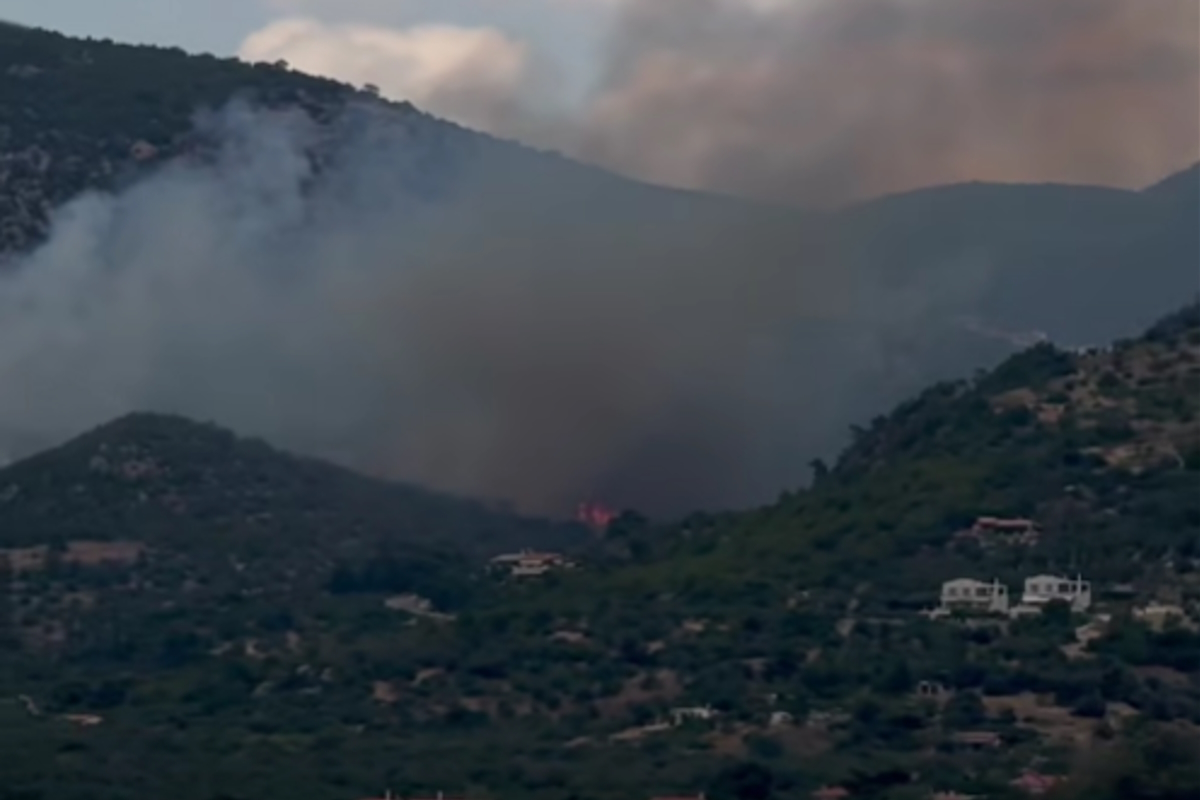 Φωτιά στο Λουτράκι κοντά στη λίμνη Βουλιαγμένης – Και εναέρι