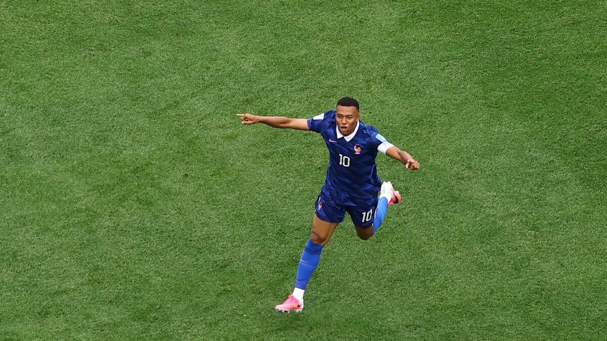 Ο αρχηγός της Γαλλίας, Kylian Mbappe πανηγυρίζει το γκολ του ενάντια στο Ιράκ