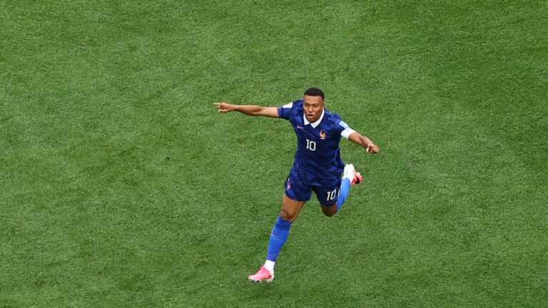 Ο αρχηγός της Γαλλίας, Kylian Mbappe πανηγυρίζει το γκολ του ενάντια στο Ιράκ