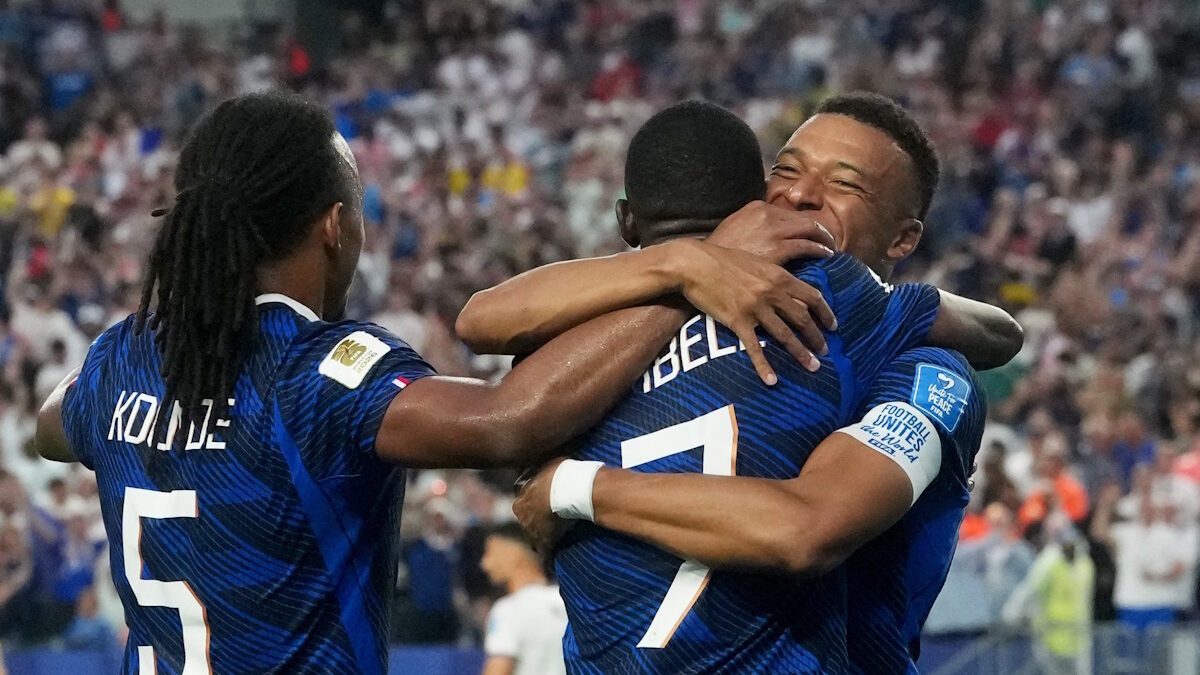 Ousmane Dembele (Μ), Jules Kounde (Α) και Kylian Mbappe (Δ) πανευτυχείς για τη 2η νίκη των «τρικολόρ»
