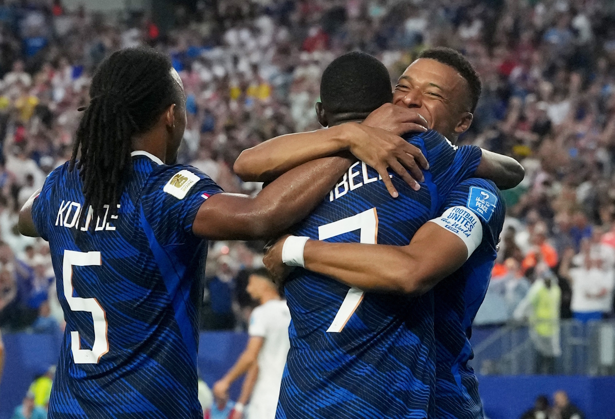Ousmane Dembele (Μ), Jules Kounde (Α) και Kylian Mbappe (Δ) πανευτυχείς για τη 2η νίκη των «τρικολόρ»