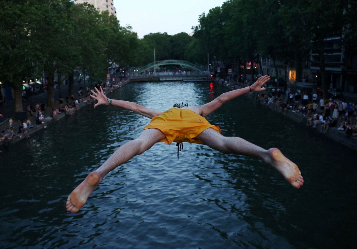 Βουτιές σε κανάλι για να δροσιστούν από τον καύσωνα στη Γαλλία