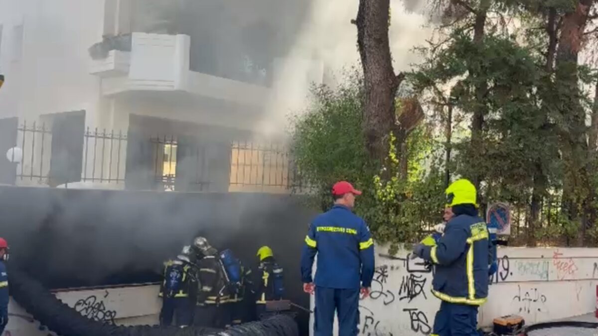 Φωτιά στην Αγία Παρασκευή σε υπόγειο γκαράζ – Δείτε βίντεο και φωτογραφίες από την επιχείρηση των πυροσβεστών