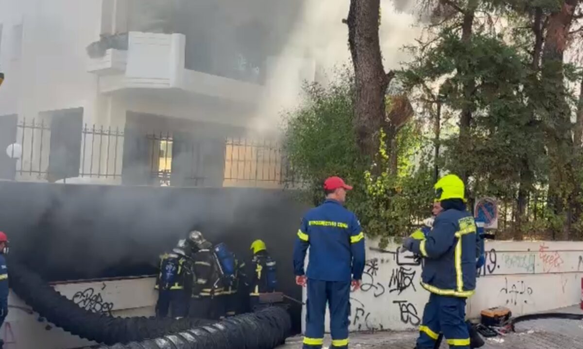 Φωτιά στην Αγία Παρασκευή σε ισόγειο γκαράζ – Δείτε βίντεο κ
