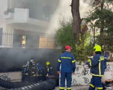 Φωτιά στην Αγία Παρασκευή σε ισόγειο γκαράζ – Δείτε βίντεο και φωτογραφίες από την επιχείρηση των πυροσβεστών