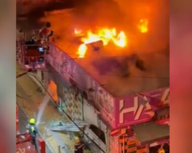 Φωτιά στην Ομόνοια: Νέα βίντεο από τις φλόγες που ξεπηδούν από το κατάστημα – Τεράστιες ζημιές και σε άλλες 5 επιχειρήσεις
