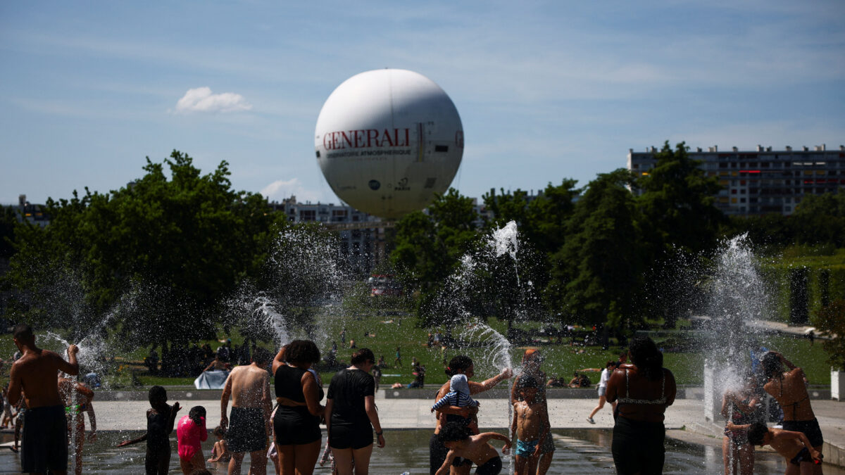 People play in a fountain at the Andre Citroen park as temperatures rise in Paris during a second heatwave affecting a large part of France, June 21, 2026. REUTERS/Sarah Meyssonnier