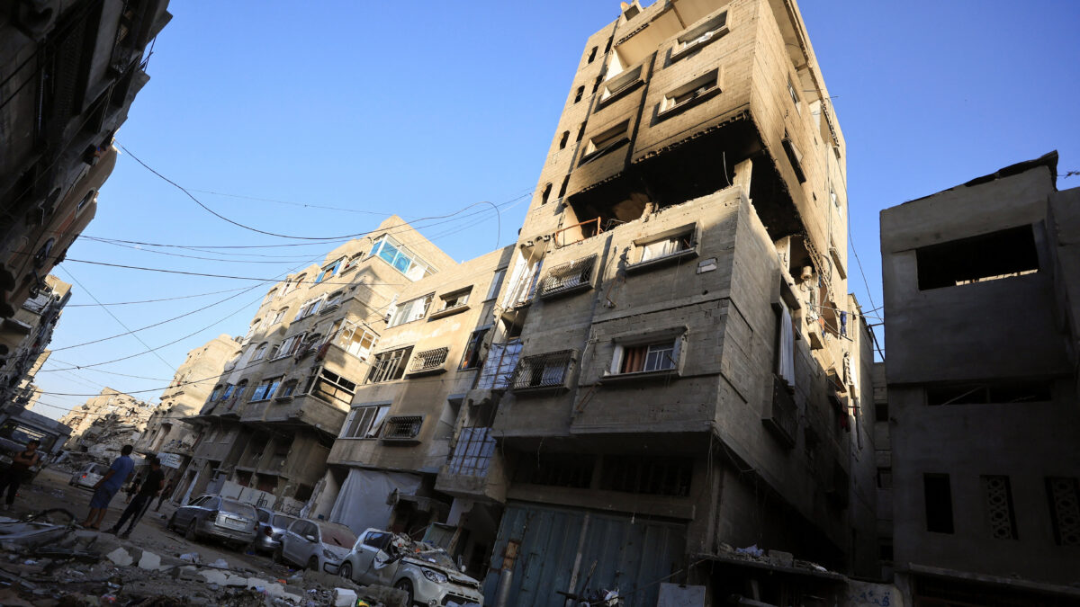 Palestinians stand at the site of an Israeli strike on an apartment in Gaza City June 4, 2026. REUTERS/Dawoud Abu Alkas