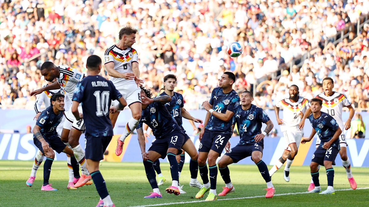 Ο Leon Goretzka απειλεί με κεφαλιά την εστία των Παραγουανών