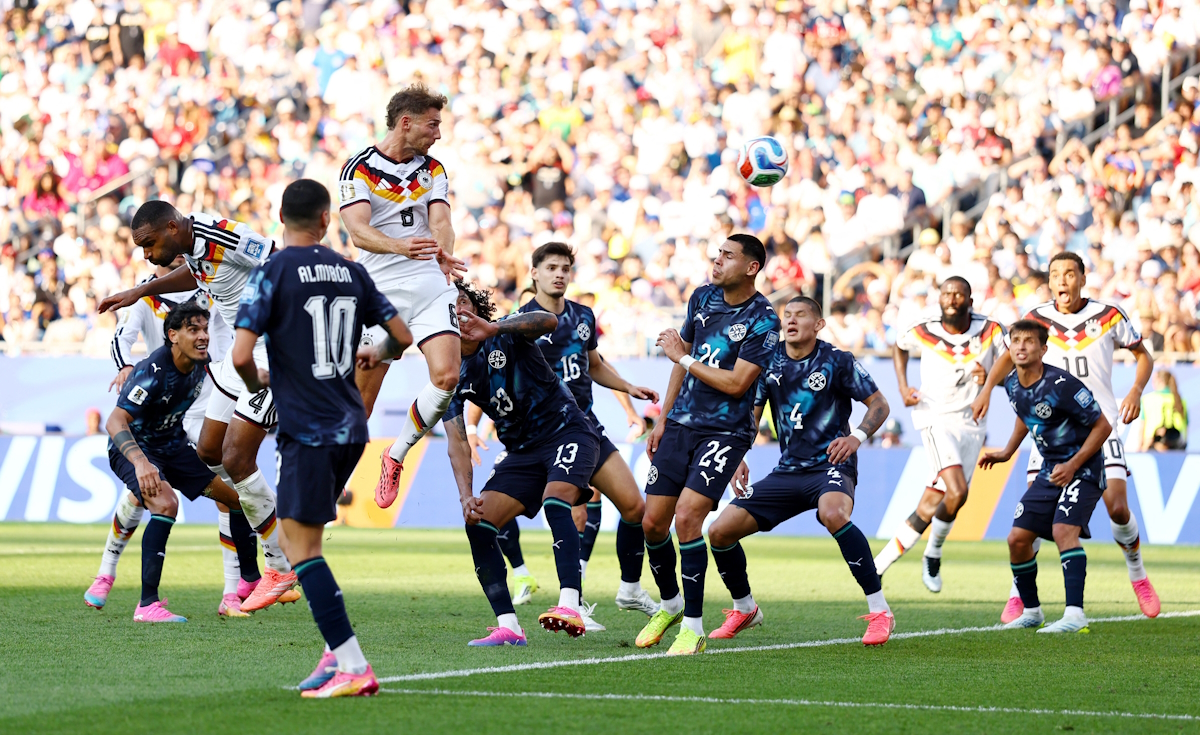 Ο Leon Goretzka απειλεί με κεφαλιά την εστία των Παραγουανών