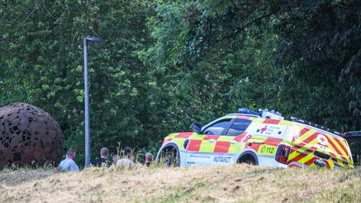 19 June 2026, Baden-Württemberg, Renningen: Emergency responders are currently searching for a missing toddler.