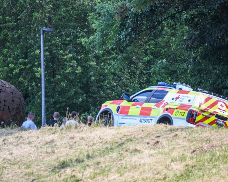19 June 2026, Baden-Württemberg, Renningen: Emergency responders are currently searching for a missing toddler.