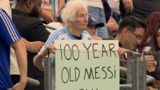 Μουντιάλ 2026: Γιαγιά 100 ετών στο Αργεντινή – Αυστρία με πανό για τον Λιονέλ Μέσι