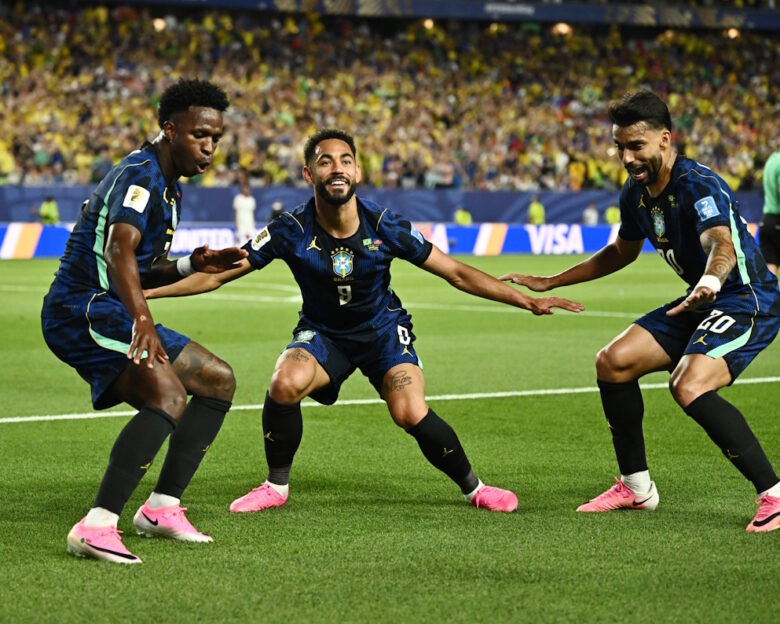 Οι Matheus Cunha (κέντρο), Vinicius Junior (αριστερά) και Lucas Paqueta (δεξιά) πανηγυρίζουν ένα από τα γκολ της Βραζιλίας απέναντι στην Αϊτή / REUTERS / Φωτογραφία Dylan Martinez