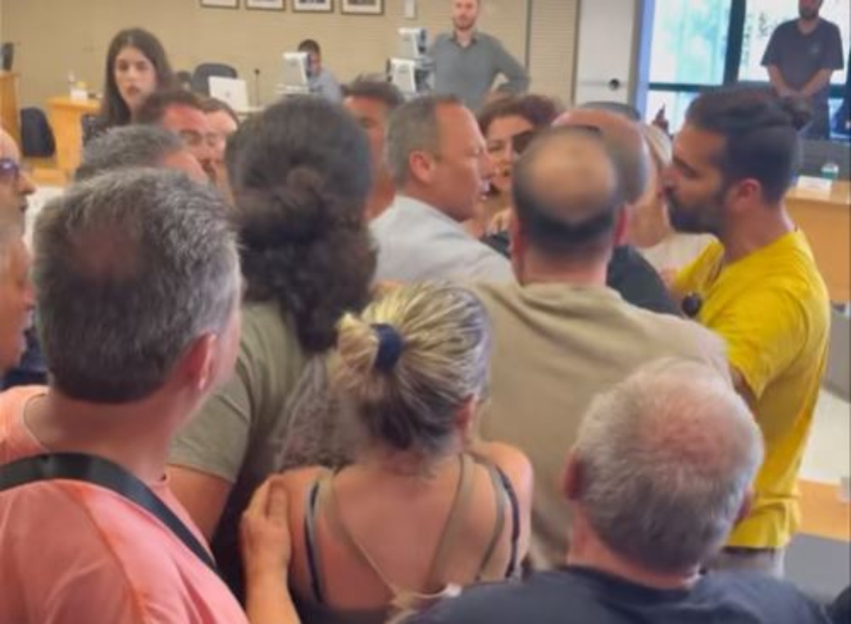 Ηλιούπολη: Σκηνές «φαρ ουέστ» στο Δημοτικό Συμβούλ