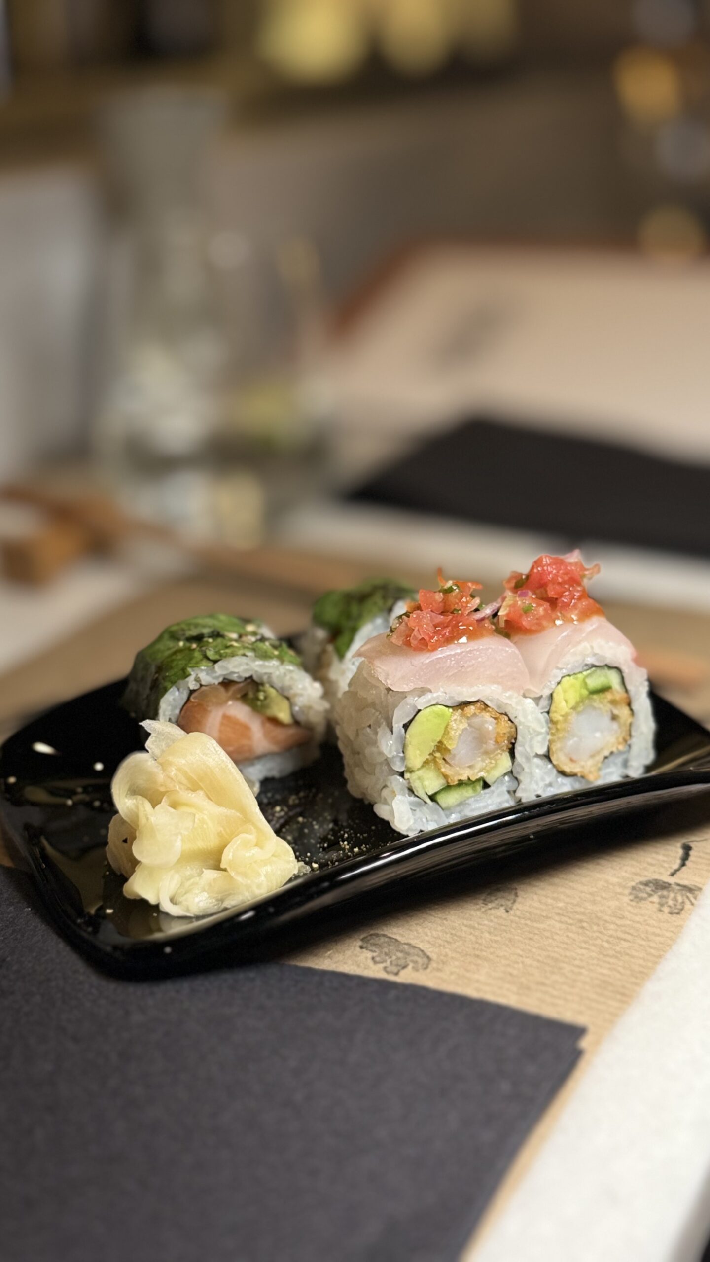Τα sushi rolls είναι πάντα μια καλή επιλογή στο Huaca.